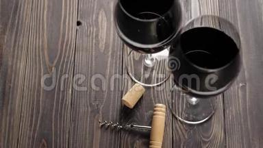 豪华红酒。 两个酒杯，一个开瓶器，软木塞和一瓶红酒，由美味的红葡萄制成